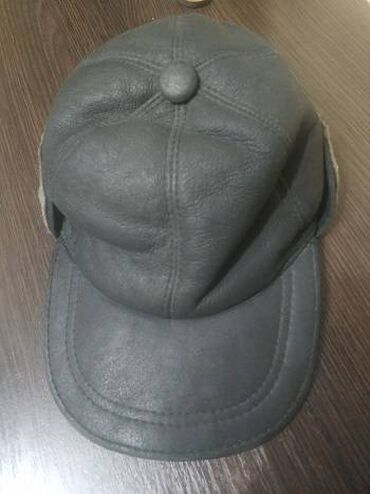 шапка мужские: Кожаная с мехом тёплая размер L покупали дорого отдадим за 500с