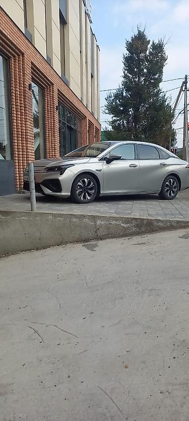 xpeng g3: Электромобиль GAC Aion S, серебристый седан. Ключевые особенности: - — 2