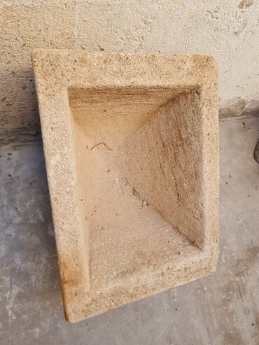 zibil qutusu: Təbii daşdan hazırlanmış kvadrat formalı huni/blok - Material: sıx