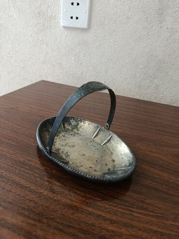 Sandıqlar: Metaldan hazırlanmış oval formalı kiçik qab/külqabı. Kənarları xırda