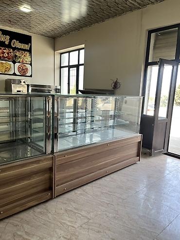 Soyuducu vitrinləri: Soyuducu vitrin + kassa şkafı Çox az istifadə edilib. Yeni kimidir — 4