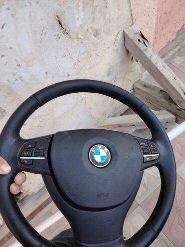 bmw m rol: BMW markalı, qara rəngdə, multifunksional düymələri olan sükan