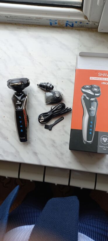 Zərərvericilərə qarşı mübarizə aparatları: 4D SHAVER – şarj olunabilən elektrikli üz qırxan Xüsusiyyətlər: - 3