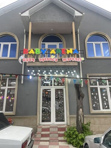 бизнес подарки: Ön tərəfində "Baby Arena Uşaq Əyləncə Mərkəzi" yazısı olan bu bina