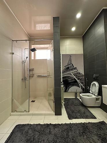 Долгосрочная аренда домов: 370 м², 6 комнат, Балкон застеклен, Забор, огорожен, Парковка — 12