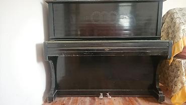 Musiqi alətləri: Upright pianino – klassik qara korpusda, ağ-qara klaviatura və 2 pedal — 4