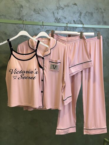 qadınlar üçün anorak: Qadınlar üçün nəzərdə tutulmuş bu pijama dəsti evdə rahatlıq təmin