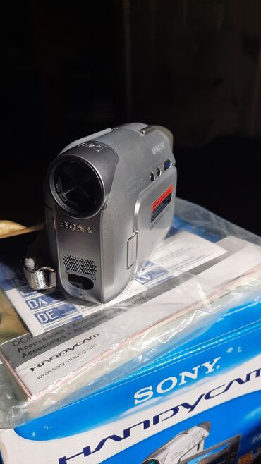 Видеокамеры: SONY MINI DV Digital Video Cassette DCR HC21, и DCR-HC17E: Carl Zeiss