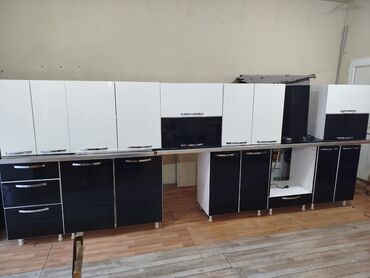 Soyuducular: Metbex mebeli 5 metr. Uzerinde qaz moyka asperator verilir qapilar