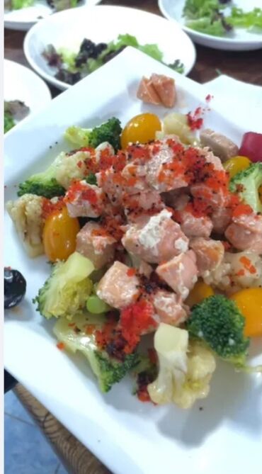 турецкая кухня: Изысканный салат, состоящий из кусочков нежного лосося, соцветий
