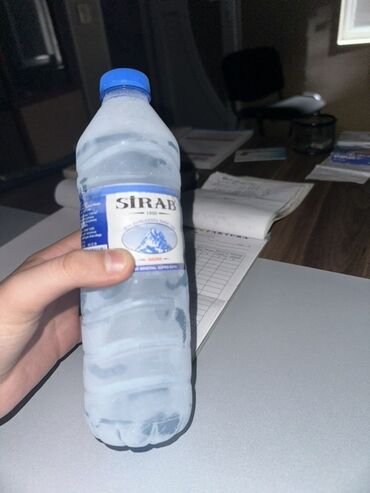 Su: SIRAB markalı, mavi qapaqlı və şəffaf plastik qabda təqdim olunan