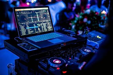 ad gunu ev dekoru: Toy, məclis və party-lər üçün DJ xidməti! Lazerlə Musiqi — 2