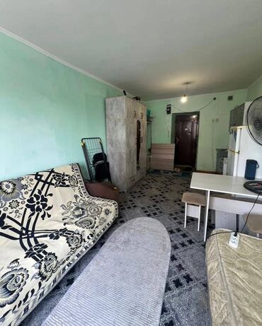 срочно продаётся 1 комнатная квартира в районе ошского рынка: 1 бөлмө, 17 кв. м, Жатакана жана мейманкана түрүндө, 4 кабат, Косметикалык ремонт
