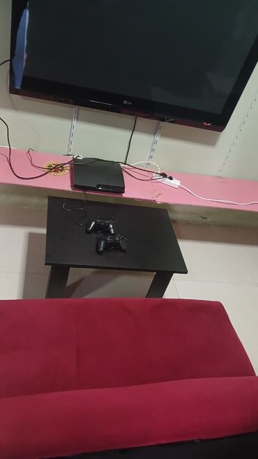 ps3 aparatları: PlayStation 3 oyun konsolu və iki ədəd idarəetmə pultu televizor
