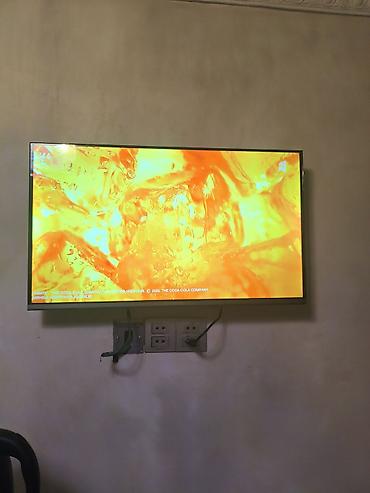 divarda televizor yeri: Divar üçün montaj edilmiş LED televizor - Ekran: təxminən 43–50 düym — 2