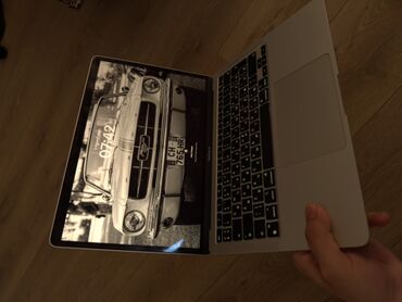 apple notebook qiymeti: 5 aydır alınıb, təzədir Macbook air M1 13 inç 256 yaddaş 8 ram 95% pil