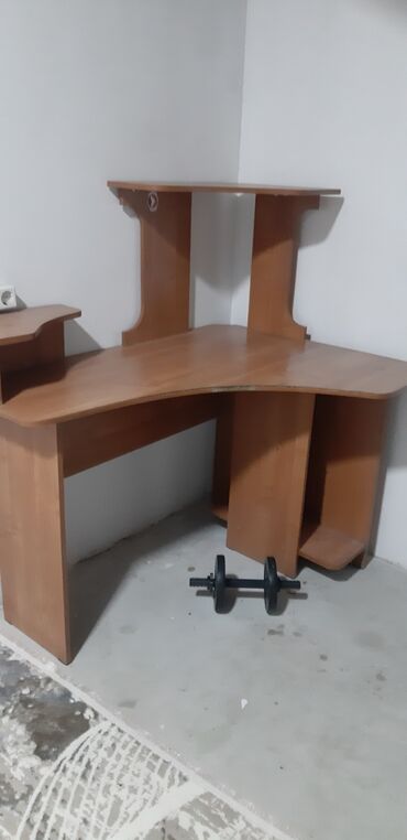 столы для компьютерного клуба: Компьютерный Стол, цвет - Серый, Б/у