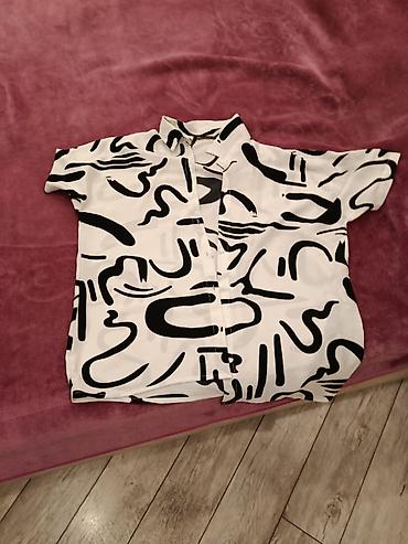 oversize: Salam. 2XL və ya XL razmerlərdə paltarlardl. Baha alinib . ümumi 50 — 2