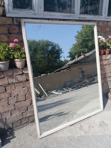 зеркала в ванну: Большое зеркало в деревянной рамке раньше было установлено в