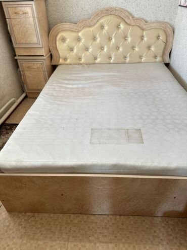 продаю старый мебел: Кровать, Б/у