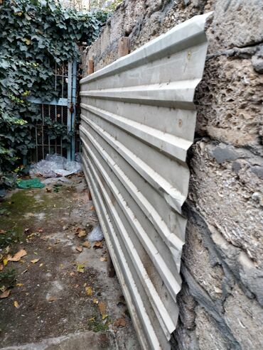 Потолок: İşlənmiş profnastillər. 9 ədəd. Eni 1.20 uzunluğu 2.80. 1kv - 2.50