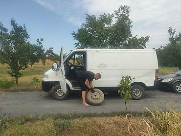 kombi 8 1: Dostupno: beli furgon/teretno vozilo sa dvoja prednja vrata i velikim — 5