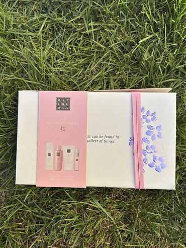 donkey milk spray: Rituals – The Ritual of Sakura hədiyyə dəsti Zərif albalı çiçəyi və — 2