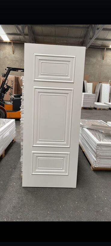 Otaq qapıları: Ağ rəngdə, klassik üslubda qapı. Qapının üzərində zərif oymalar var — 10