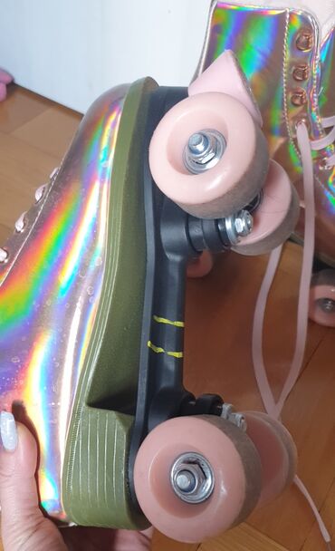 Roleri i rolšue: CC California skates, vrhunske rolšue zlatne boje kao roleri. Cerka je — 6