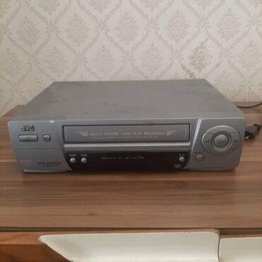 kohnə televizor: JVC markalı orijinal VHS video player. Köhnə kasetləri oxumaq üçün əla