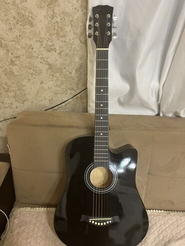 продать пианино бу: Akustik gitara – kəsik korpuslu (cutaway) model, qara parlaq örtük