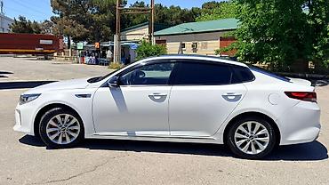 kia radiator: Kia K5 sedan – ağ rəng, aerodinamik kuzov və LED arxa işıqlar. GDi — 8