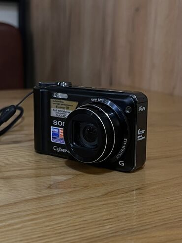 складные телефоны: Цифровая компактная камера Sony Cyber-shot в черном корпусе. Оснащена