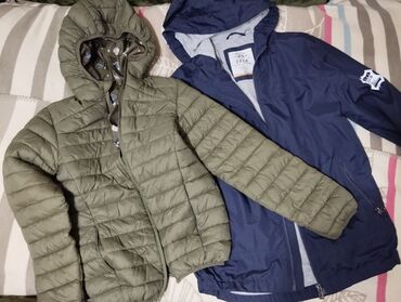 Верхняя одежда: Две курточки за 1000 сом, зелёная Деми, синяя ветровка, на возраст от