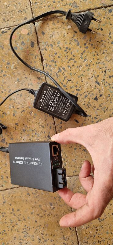 Modemlər və şəbəkə avadanlıqları: Satılır: Media konverter + müxtəlif AC adapterlər (şəkillərdə) 1) — 1