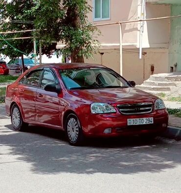 Digər Avtomobillər: Qırmızı rəngli 4 qapılı sedan Mühərrik və ötürmə: - Benzinli mühərrik — 2