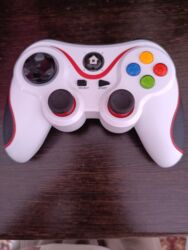 bluetooth приемник: Геймпад подключается через блютуз, есть коробка только нету подставки