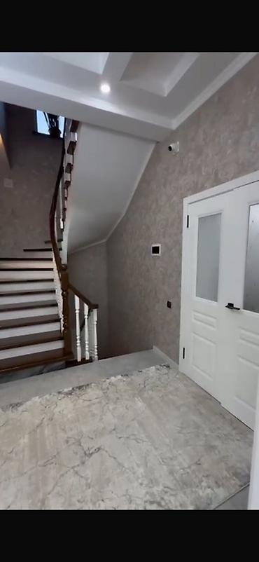 Продажа коттеджей и домов: Продается двухэтажный жилой дом с придомовой территорией и удобным — 1