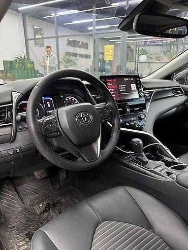 Toyota: Toyota Camry: 2022 г., 2.5 л, Вариатор, Гибрид, Седан — 7