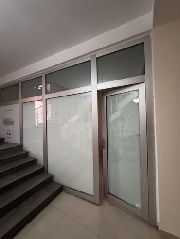 Ofislər: İcarəyə ofis otağı - İşə hazır, tam mebelli: 3 ədəd iş masası, 3 ədəd — 7