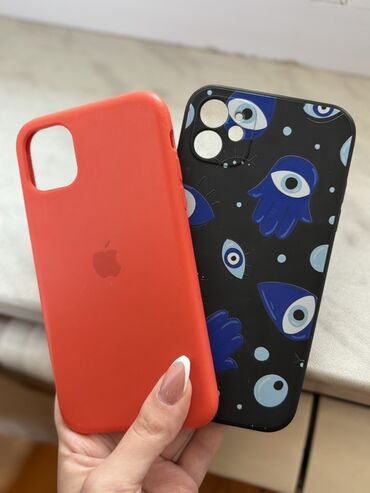Kabrolar: İki ədəd telefon qabı: narıncı rəngdə, üzərində Apple loqosu var