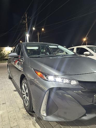 byd e6: Toyota Prius: 2020 г., Гибрид, Хэтчбэк — 2