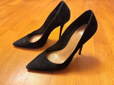 женские туфли с перфорацией: Туфли, Размер: 38, цвет - Черный, Б/у