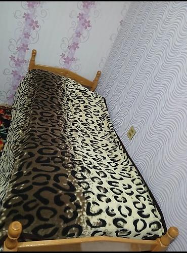Tek nəfərlik taxta çarpayı - Material: Təbii ağac (şlaqı və oymalı