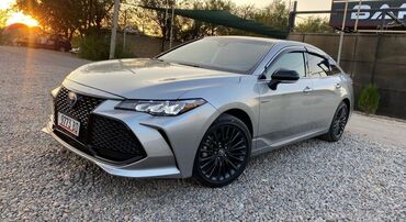 эмблема: Toyota Avalon: 2021 г., 2.5 л, Типтроник, Гибрид, Седан