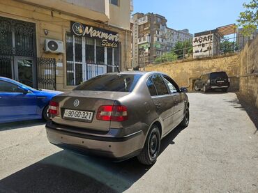 Volkswagen: Volkswagen Polo sedan - Ban növü: sedan, 4 qapı - Rəng: qəhvəyi/boz — 4