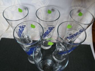 Čaše: Case nove za pivo Tuborg. Nove vintaz case,komada 6 u ceni — 8