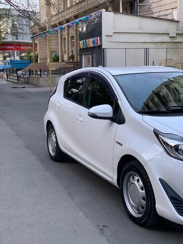 Toyota: Toyota Aqua hibrid hetçbek - Rəng: ağ - Güzgülərdə dönmə siqnalları — 12