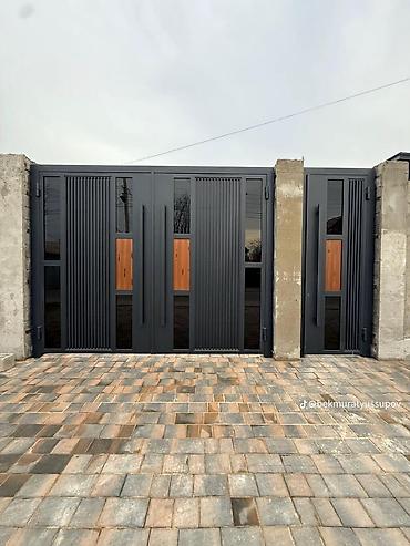 Распашные ворота: Металлические распашные ворота с калиткой (модульные панели) - — 68