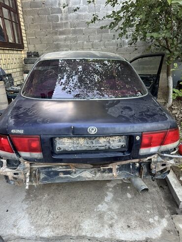 авто запчасти мазда: Автомобиль Mazda 626 тёмно-синего цвета, седан, предназначенный для